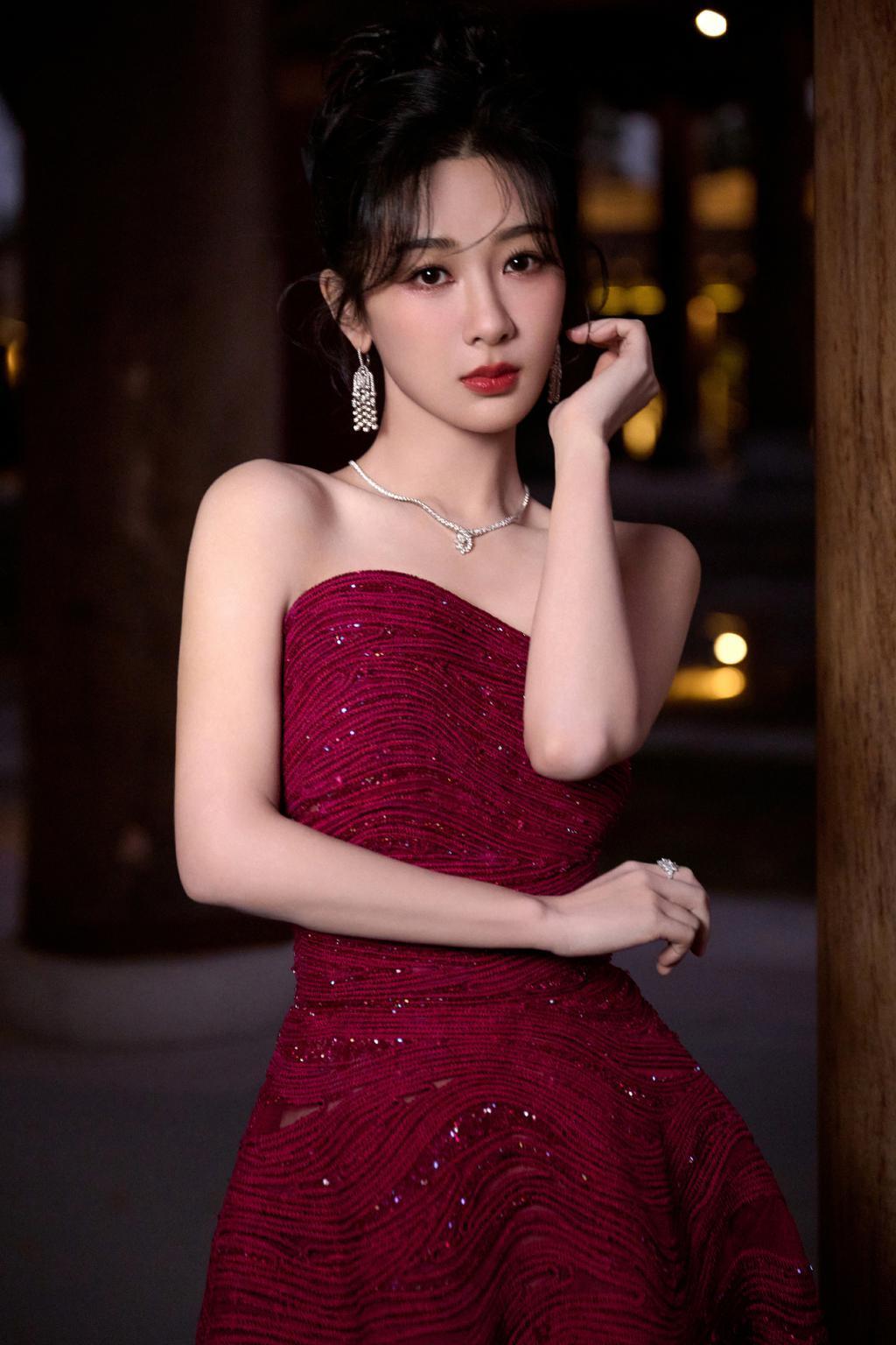 杨紫穿紫红色抹胸裙秀香肩 化身暗夜玫瑰