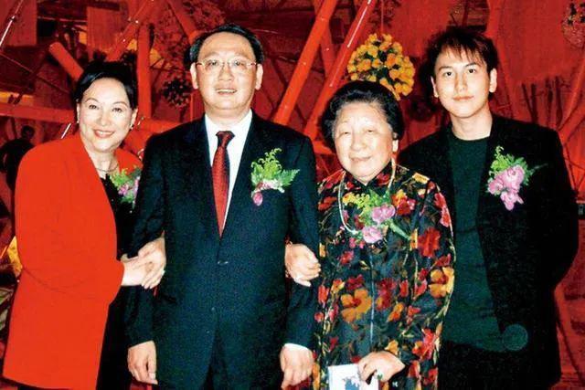 “女侠”变霸总，干出上海滩顶级豪宅，儿子曾吊打王思聪