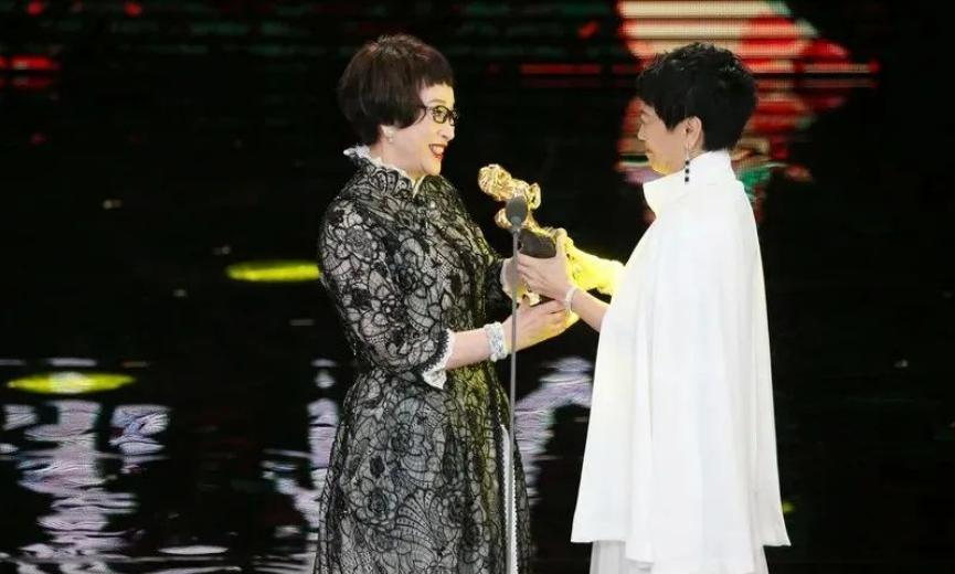 “女侠”变霸总，干出上海滩顶级豪宅，儿子曾吊打王思聪