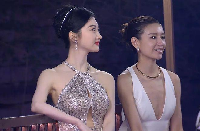 这一夜，43岁董洁又黑又瘦，她的“中年尴尬”被展现得淋漓尽致