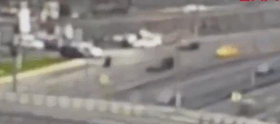 总统之子开豪车撞死快递小哥！现被国际通缉，爹地到处找关系摆平！