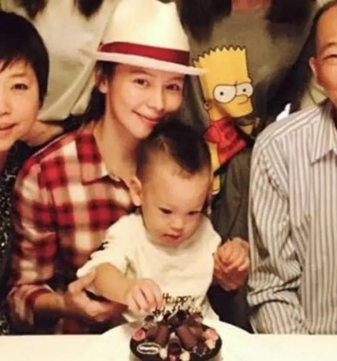 徐若瑄被要求净身出户？为生儿子险瘫痪、与王力宏陷丑闻，如今成“豪门弃妇”