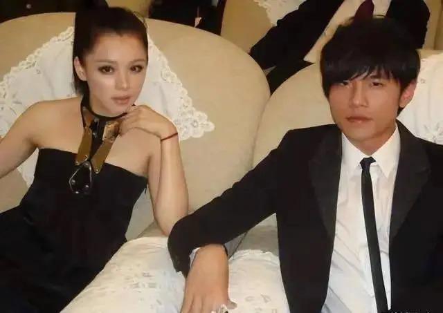 徐若瑄被要求净身出户？为生儿子险瘫痪、与王力宏陷丑闻，如今成“豪门弃妇”