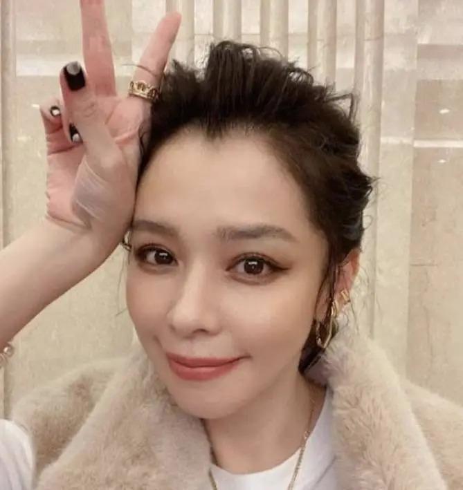 徐若瑄被要求净身出户？为生儿子险瘫痪、与王力宏陷丑闻，如今成“豪门弃妇”