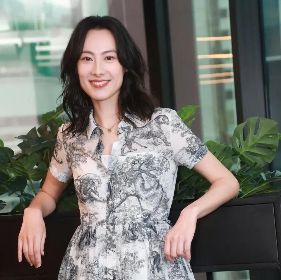 突然离婚？！拿走5亿分手费，父女恋彻底掰了？