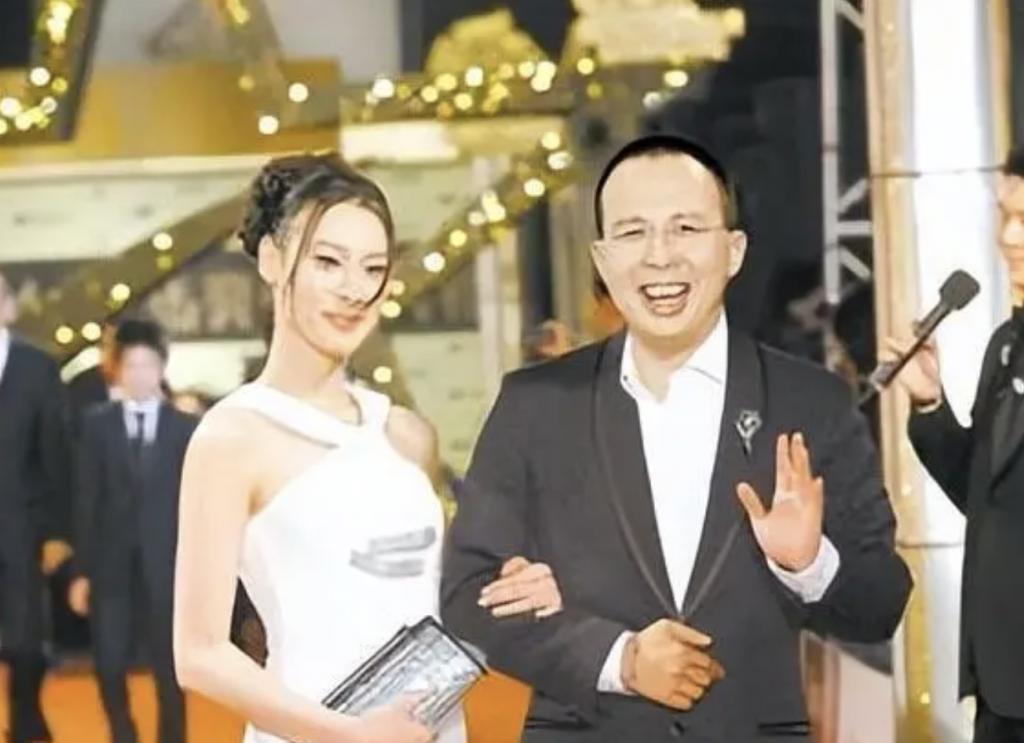 突然离婚？！拿走5亿分手费，父女恋彻底掰了？