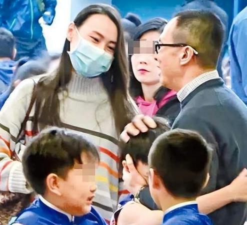 突然离婚？！拿走5亿分手费，父女恋彻底掰了？