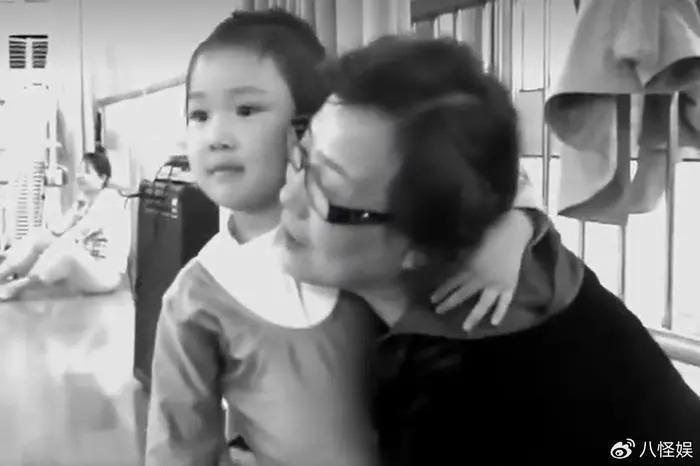 李静为母亲庆生，20岁女儿颜值超像妈，穿着打扮引争议