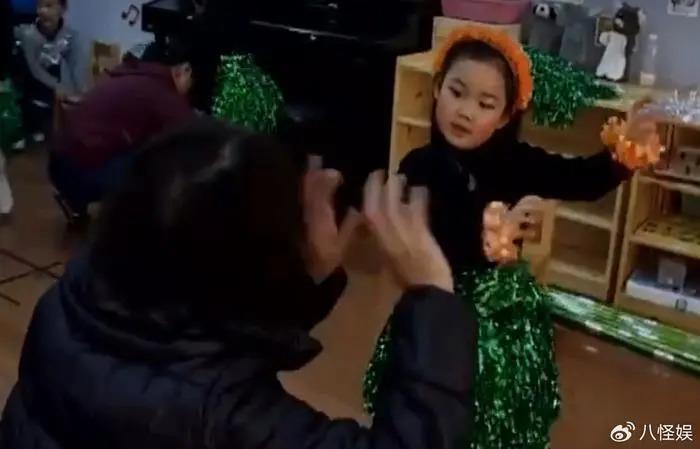 李静为母亲庆生，20岁女儿颜值超像妈，穿着打扮引争议