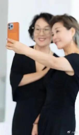李静为母亲庆生，20岁女儿颜值超像妈，穿着打扮引争议