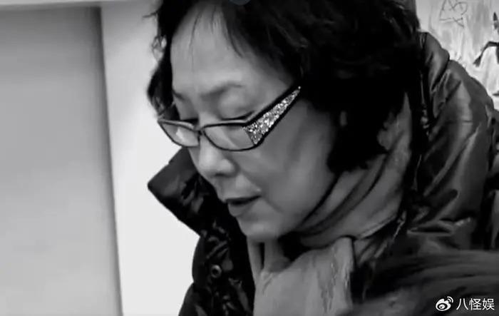 李静为母亲庆生，20岁女儿颜值超像妈，穿着打扮引争议