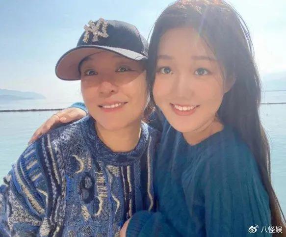 李静为母亲庆生，20岁女儿颜值超像妈，穿着打扮引争议