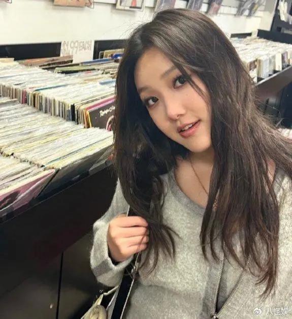 李静为母亲庆生，20岁女儿颜值超像妈，穿着打扮引争议
