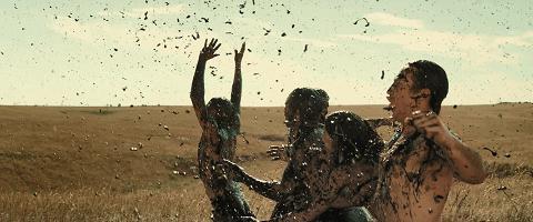 内地撤档后，这片拿下年度第一