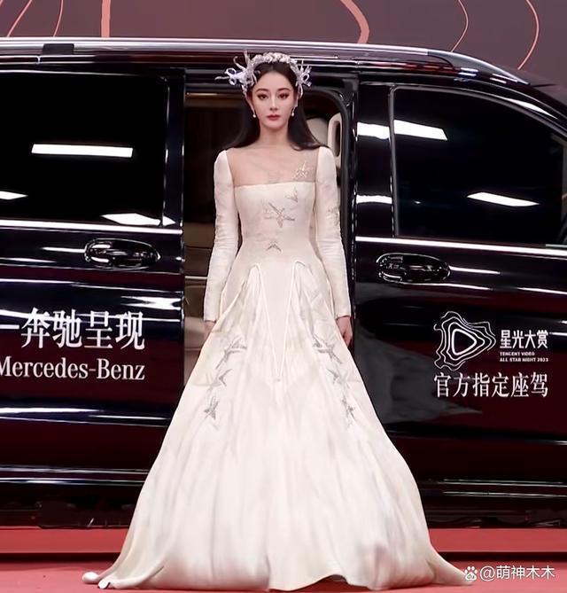 星光大赏红毯生图来了！杨紫选错礼服，唐嫣皮肤好