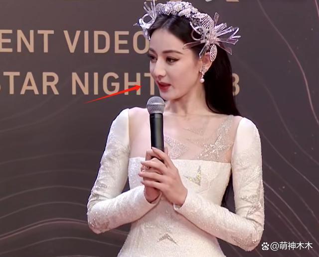 星光大赏红毯生图来了！杨紫选错礼服，唐嫣皮肤好