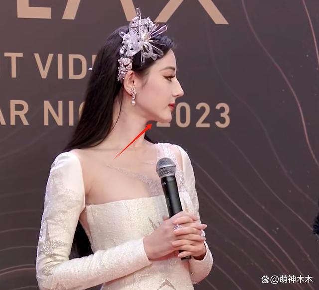 星光大赏红毯生图来了！杨紫选错礼服，唐嫣皮肤好