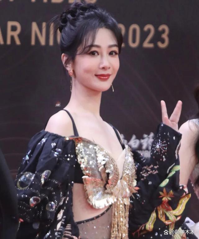 星光大赏红毯生图来了！杨紫选错礼服，唐嫣皮肤好