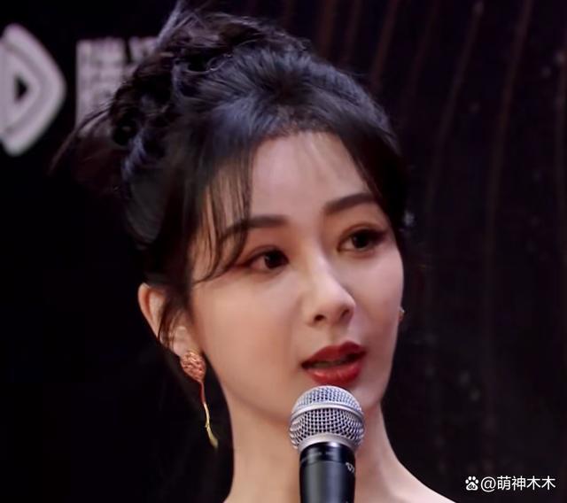 星光大赏红毯生图来了！杨紫选错礼服，唐嫣皮肤好