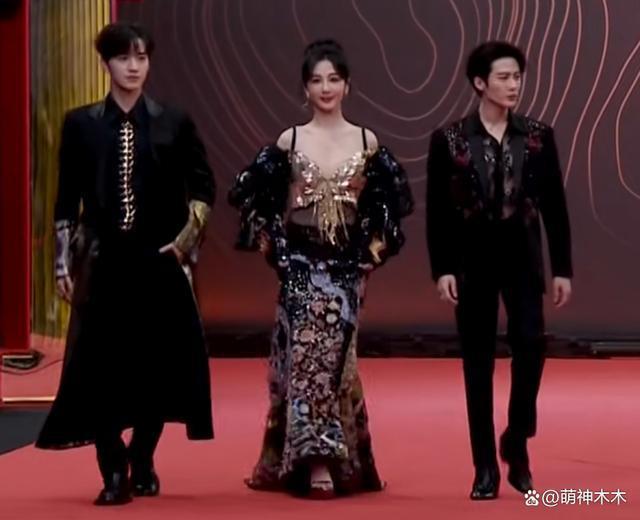 星光大赏红毯生图来了！杨紫选错礼服，唐嫣皮肤好