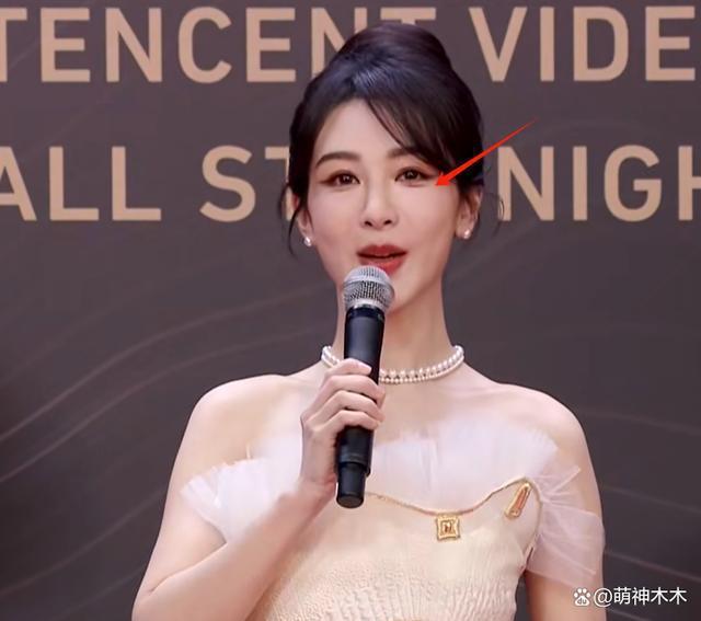 星光大赏红毯生图来了！杨紫选错礼服，唐嫣皮肤好