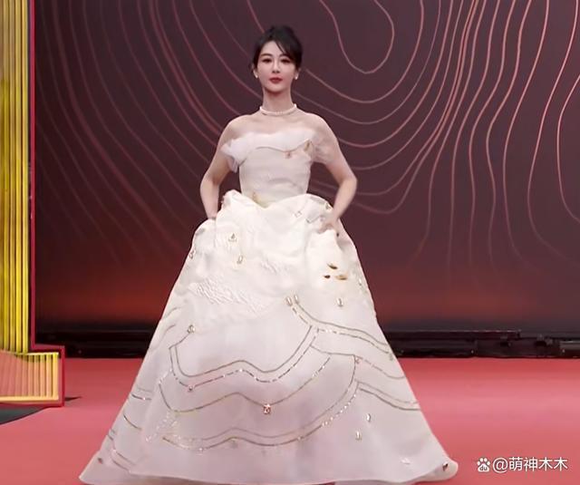 星光大赏红毯生图来了！杨紫选错礼服，唐嫣皮肤好