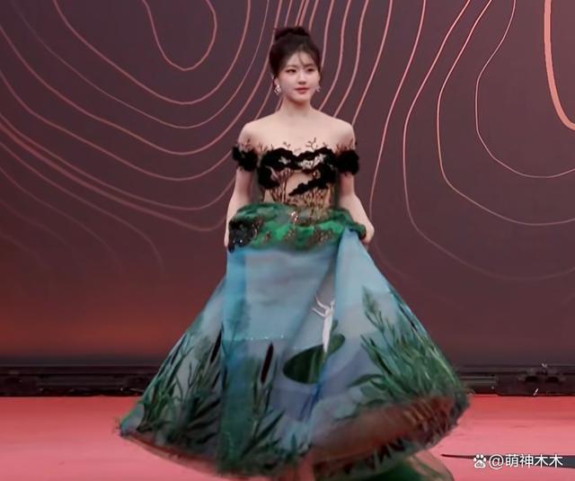 星光大赏红毯生图来了！杨紫选错礼服，唐嫣皮肤好