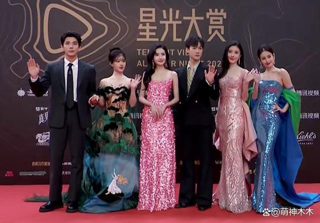 星光大赏红毯生图来了！杨紫选错礼服，唐嫣皮肤好
