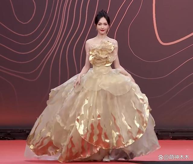星光大赏红毯生图来了！杨紫选错礼服，唐嫣皮肤好