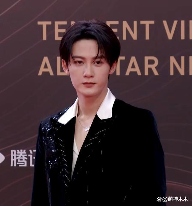星光大赏红毯生图来了！杨紫选错礼服，唐嫣皮肤好