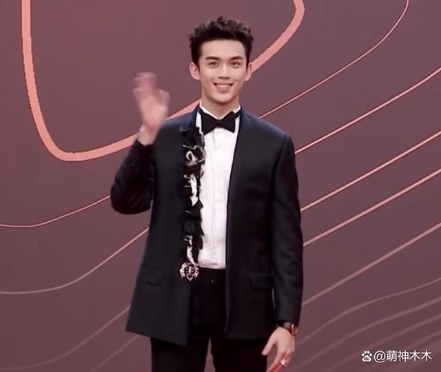 星光大赏红毯生图来了！杨紫选错礼服，唐嫣皮肤好