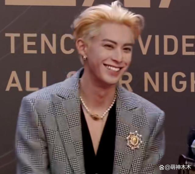 星光大赏红毯生图来了！杨紫选错礼服，唐嫣皮肤好