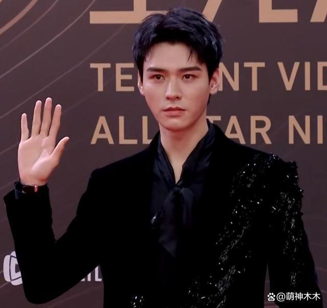 星光大赏红毯生图来了！杨紫选错礼服，唐嫣皮肤好