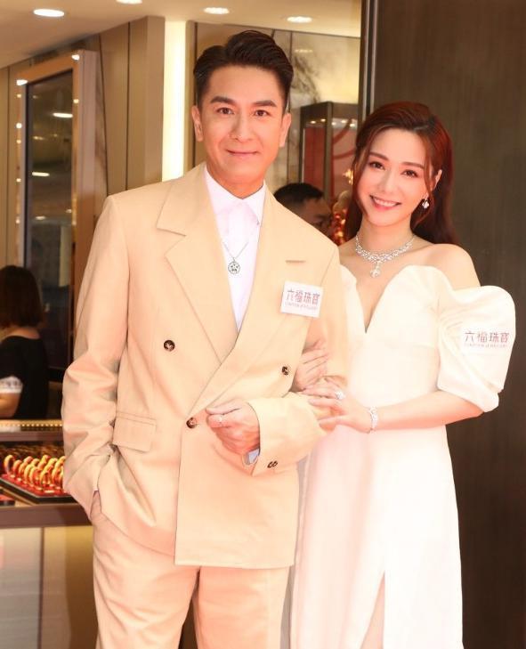 马国明汤洛雯晒婚纱照官宣，甜蜜拥吻幸福洋溢，众星祝贺