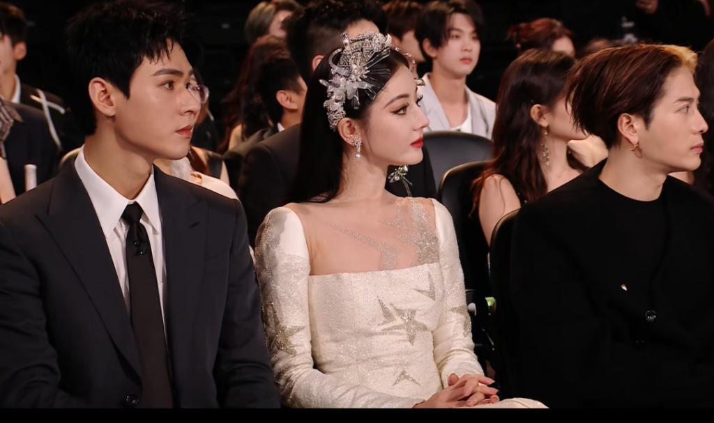 90花怼脸拍！热巴妆厚显老，杨紫状态绝佳，赵露思圆润