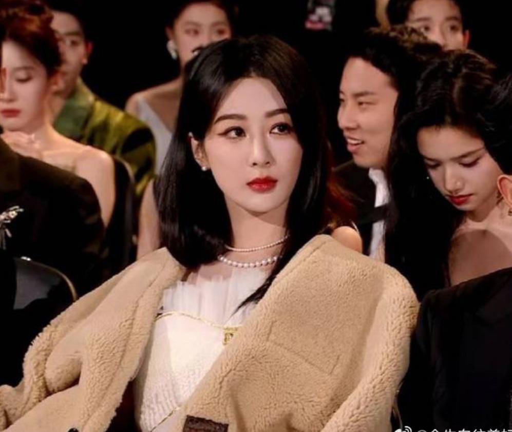 90花怼脸拍！热巴妆厚显老，杨紫状态绝佳，赵露思圆润