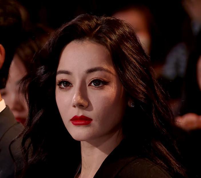 90花怼脸拍！热巴妆厚显老，杨紫状态绝佳，赵露思圆润