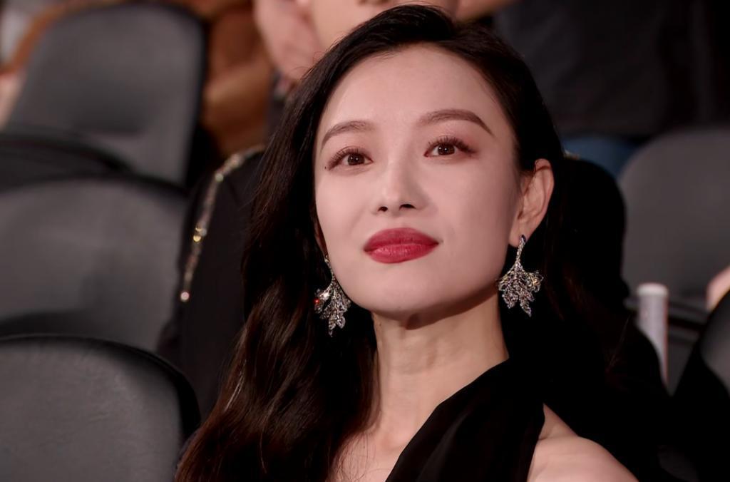 90花怼脸拍！热巴妆厚显老，杨紫状态绝佳，赵露思圆润