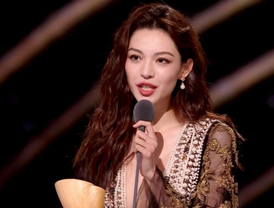 90花怼脸拍！热巴妆厚显老，杨紫状态绝佳，赵露思圆润