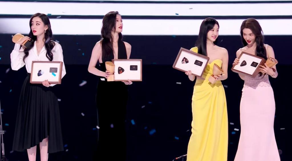 90花怼脸拍！热巴妆厚显老，杨紫状态绝佳，赵露思圆润