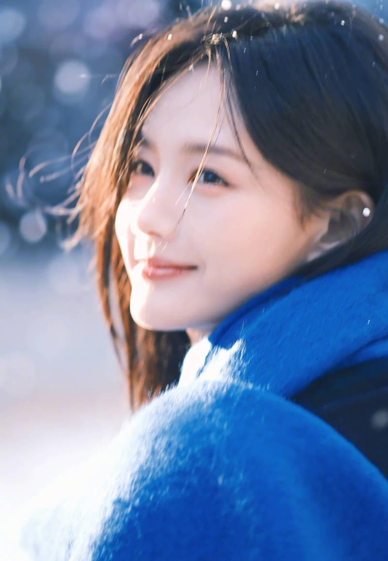 李一桐雪景大片 笑容甜美治愈氛围拉满