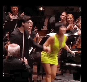内娱最能圈钱的姐：穿最短的裙子，谈最帅的弟弟
