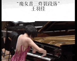 内娱最能圈钱的姐：穿最短的裙子，谈最帅的弟弟