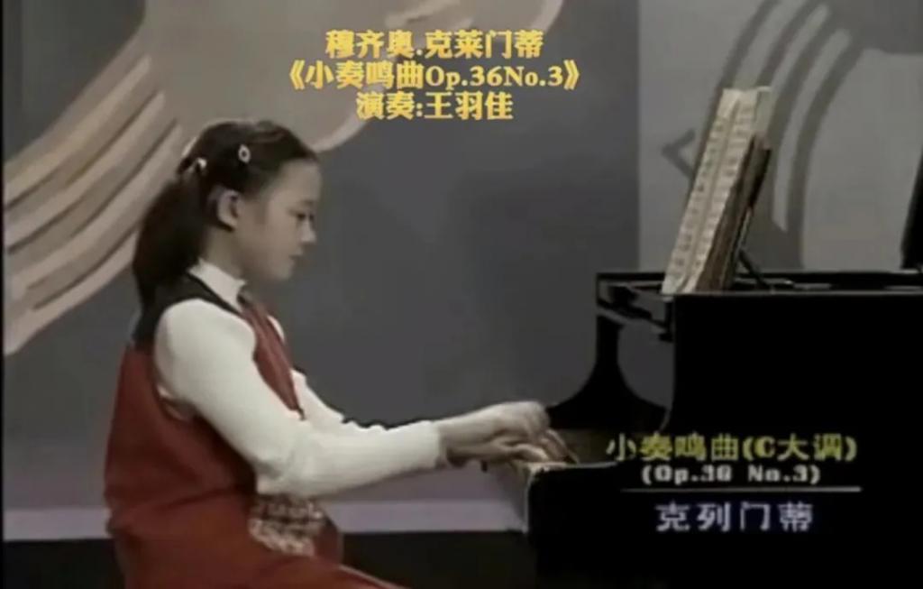 内娱最能圈钱的姐：穿最短的裙子，谈最帅的弟弟