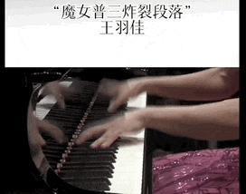 内娱最能圈钱的姐：穿最短的裙子，谈最帅的弟弟