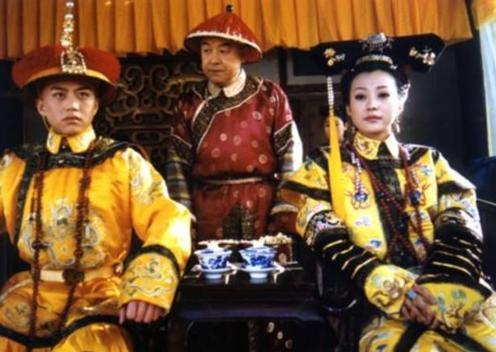 老公被曝出轨，模范贤妻大街上痛哭…