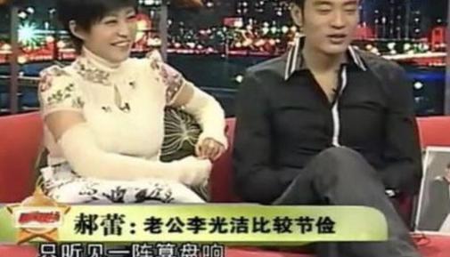 老公被曝出轨，模范贤妻大街上痛哭…