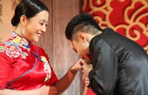 老公被曝出轨，模范贤妻大街上痛哭…