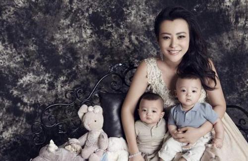 老公被曝出轨，模范贤妻大街上痛哭…