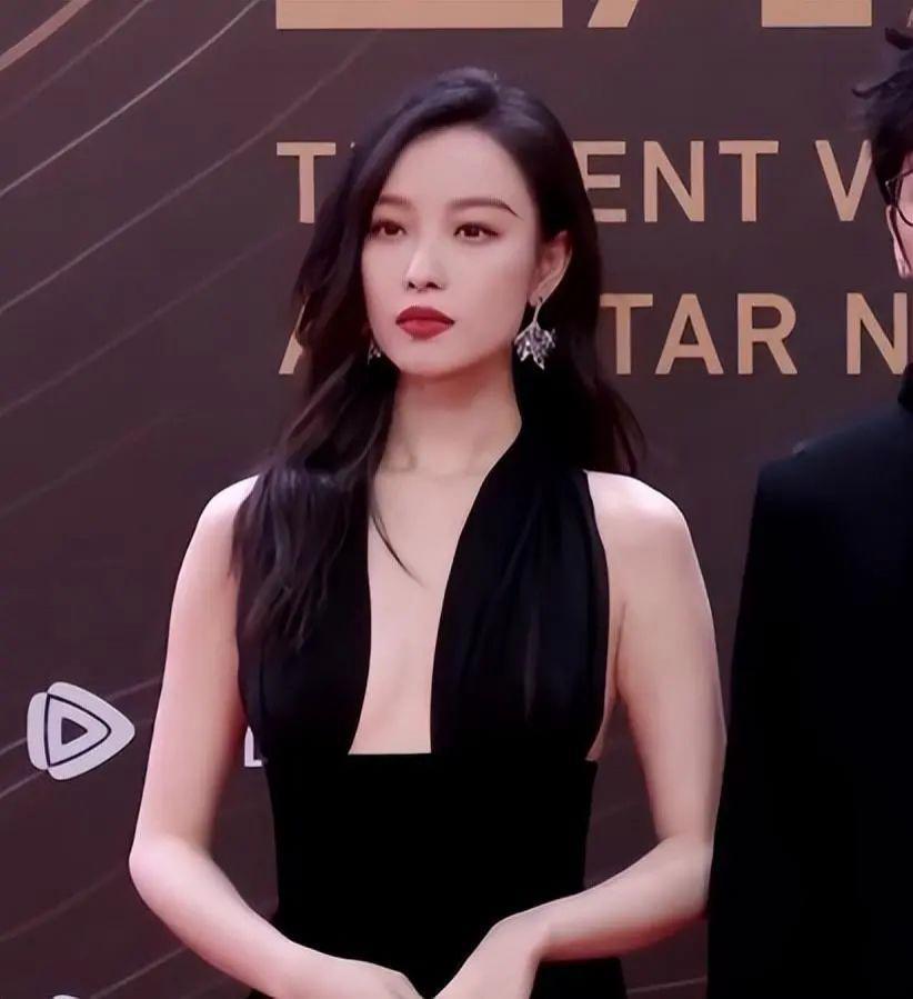 这一晚，撞衫猛抢镜，倪妮表情无奈，明星尴尬到脚趾扣地